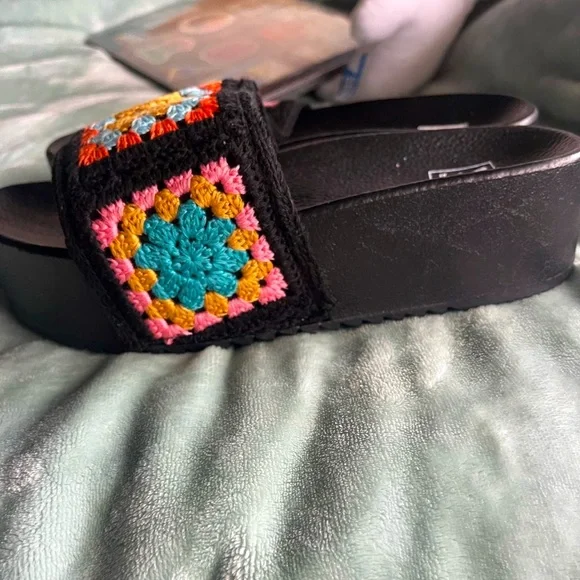Women’s crochet black platform sandals size 8 - Picture 2 of 3